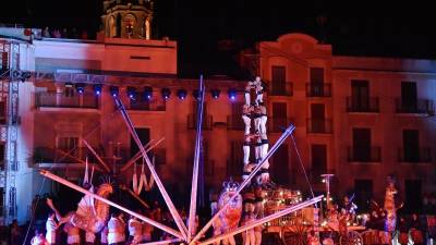 Les arts circenses i diversos elements del seguici festiu es van fusionar a l´escenari. Foto: Alfredo González