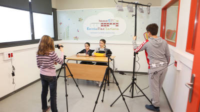 Los estudiantes juegan a ser periodistas en el aula ambientada en un plató de televisión. FOTO: ALBA MARINÉ