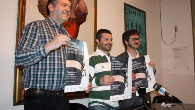 Josep Cabré, president dels Castellers de Vilafranca, Pere Almirall, cap de colla, i Andreu Botella, membre de la CCCC, ensenyen el cartell de la 19a Jornada de prevenció de lesions. Foto: ACN