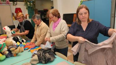 Voluntarios de la entidad 'Ajuda'ns a ajudar', en Reus. Foto: A.M.