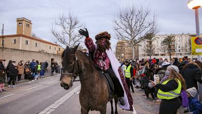 El Rey Gaspar, con mascarilla, a lomos de un caballo, recorriendo las calles de Vila-seca. foto: À. Ullate