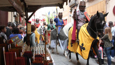 Els cavallers obrint pas a la comitiva reial, un dels actes de carrer de la Setmana Medieval. Foto: ACN