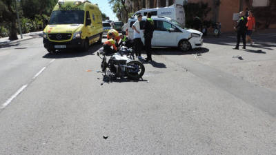 Los servicios sanitarios y la Guàrdia Urbana atendiendo a los dos heridos. Foto: DT