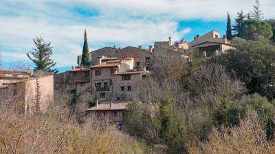 El pueblo medieval de Farena visto desde la carretera. FOTO: Santi Garcia