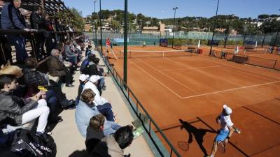 La pista central del CT Tarragona, durante un partido del Open ITF celebrado en marzo. Foto: Pere Ferré