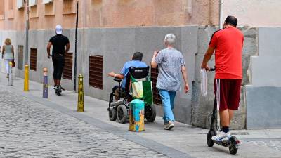 Dos patinetes eléctricos circulando por la acera de la calle Sant Llorenç, esta misma semana. foto: Alfredo González