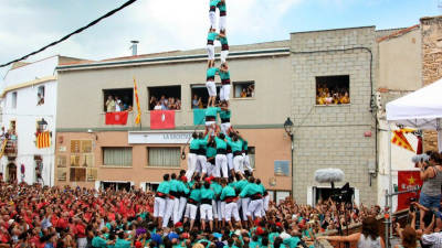 Torre de 9 amb folre i manilles carregada pels Castellers de Vilafranca a la Diada de la Bisbal del Penedès de 2012. Foto: Castellers Vilafranca