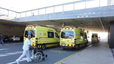 Acumulación de ambulancias en la puerta de urgencias del Sant Joan, ayer por la tarde. Foto: alba mariné