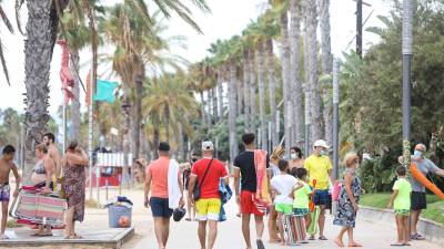 La dependen-cia española del turismo puede lastrar el ritmo de recuperación hasta final de año. En la foto, turistas en Salou.foto: alba mariné