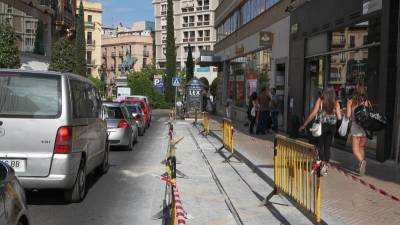 Imagen de las obras para instalar los sensores que se están llevando a cabo en la parada de taxis de la calle Sant Joan. Foto: Alba Mariné