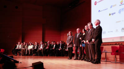 A l’esquerra de l’escenari, tots els guardonats pels Premis Cambra 2019; al centre, els màxims representants, com el president de la Generalitat. FOTO: FABIÁN ACIDRES