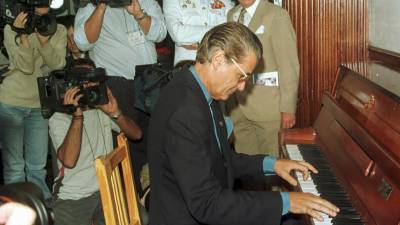 -Fotografía de archivo del 10/10/2002 del compositor gaditano, Felipe Campuzano, tocando el piano durante la presentación de su disco «Música y poesías para la mar» a bordo del buque-escuela Juan Sebastián Elcano, dedicado a este navío. Foto: EFE
