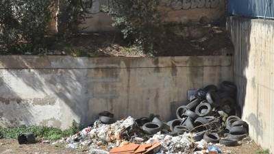 Aspecto que ofrece el aparcamiento del antiguo concesionario de coches de Samsa. FOTO: ALFREDO GONZÁLEZ