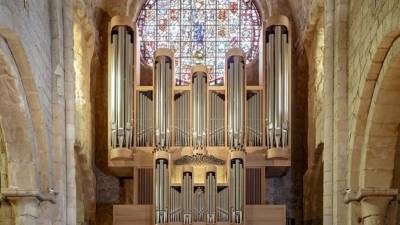 Imatge general de l'espectacular orgue 'Metzler' del monestir de Poblet -únic a tot l'estat espanyol-, inaugurat el 2012, i que conté més de 3.500 tubs que li confereixen una sonoritat única i especial com l'espai que l'acull.