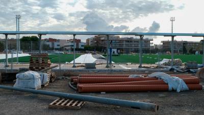 Actualmente ya se está instalando el césped artificial en la nueva ubicación de los terrenos de juego. Foto: Fabián Acidres