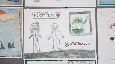 Un dibujo an&oacute;nimo que representa a dos profesionales de la salud y el coronavirus vencido por la vacuna. FOTO: Alba Marin&eacute;