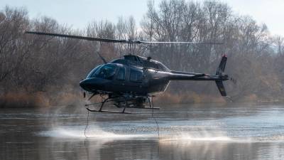 L’helicòpter portant a terme el tractament arruixant el producte biocida al riu Ebre . Foto: J. Revillas