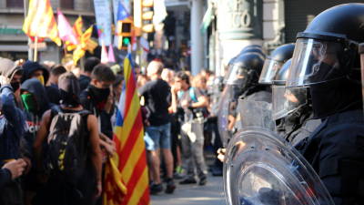 Detalle del cord&oacute;n policial en la Via Laietana con los manifestantes independentistas en el lado izquierdo