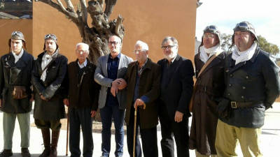 Josep Capellades i Sala, al centre de la imatge, homenatjat durant el 40è aniversari de l´Associació d´Aviadors de la República. Foto: ACN