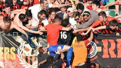 Los jugadores del Reus celebran el gol de Ricardo con la afición, este domingo: Alfredo González