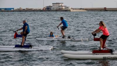Durant la festa s’han pogut provar les ‘water bikes’, un sistema innovador i sostenible. foto: joan Revillas
