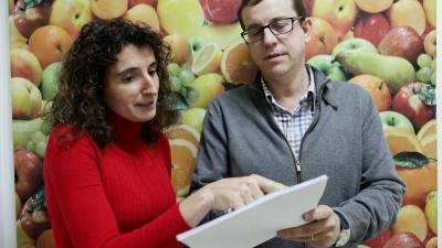 La investigadora responsable del projecte, Mònica Bulló, amb Jordi Salas, cap de la Unitat de Nutrició Humana de la Facultat de Medicina de Reus de la Universitat Rovira i Virgili