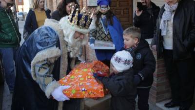 El Rei Melcior s´assegurava que els nens s´haguessin portat bé abans de donar-los els regals. Foto: C. Marsiñach