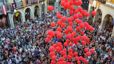 Petada de globus blancs i vermells per donar el tret de sortida a la Festa Major de Sant Joan 2015. Foto: Montse Plana