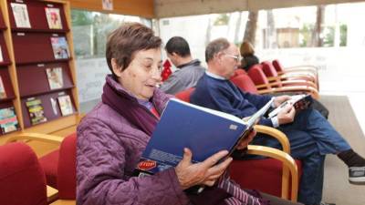 Varios usuarios de la biblioteca de Salou, ayer por la mañana leyendo. Foto: Alba Mariné
