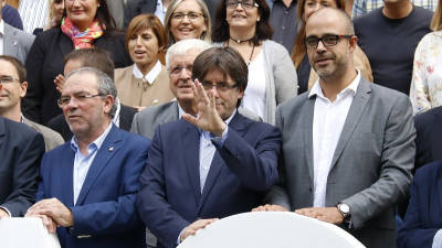 Imatge del president de la Generalitat, Carles Puigdemont, saludant al costat del president de l'ACM, Miquel Buch, i del president de la Diputació de Lleida, Joan Reñé. Foto: ACN