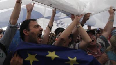 Manifestantes que apoyan el ´Sí´ para el referendo que se realizará en Grecia protestan ante el parlamento griego en Atenas. Foto: EFE