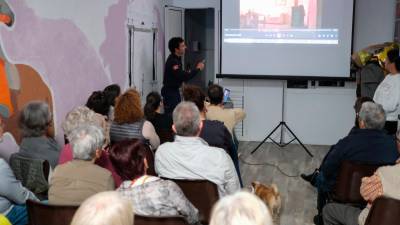 La Associació de Veïns El Santuari de Reus organiza sesiones sobre emergencias. Foto: Fabián Acidres