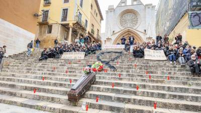 Foto del acto de protesta que se llevó a cabo ayer al mediodía en el Pla de la Seu, con un centenar de asistentes. Foto: Àngel Ullate