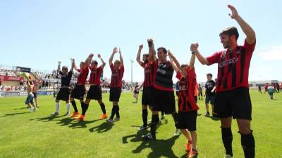 Los jugadores del CF Reus celebran la victoria del pasado domingo ante el Alcoyano con los aficionados. Foto: Alba Mariné