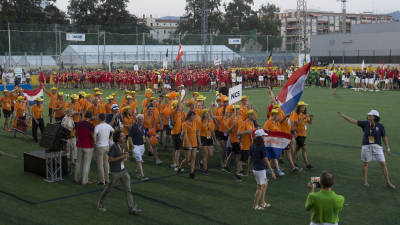 El camp de futbol de Tortosa va acollir fins a 51 delegacions que van desfilar i van rebre una c&agrave;lida benvinguda per part de la multitud. FOTO: Joan Revillas