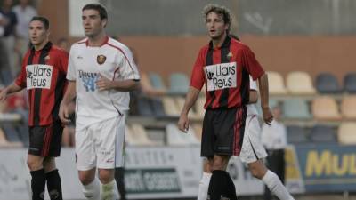 Imanol Idiákez fue jugador del Reus. El actual técnico del Lleida, a la derecha de la imagen, lució la camiseta rojinegra la temporada 2005-06 y tuvo a Natxo González como entrenador. Foto: Txema Morera / DT