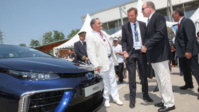 El Príncipe Soberano Alberto II de Mónaco condujo Mirai en el Encuentro Internacional de Vehículos Ecológicos de Alès (Francia).