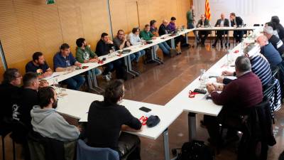 Imagenes de la reunión entre el conseller y los representantes de la agricultura. Foto: Aina Martí/ACN
