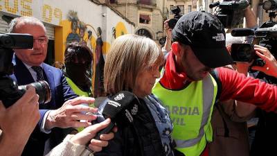Momento en el que Teresa Gomis era sacada del Ayuntamiento el 28 de abril tras el registro. Foto: Alba Mariné/DT