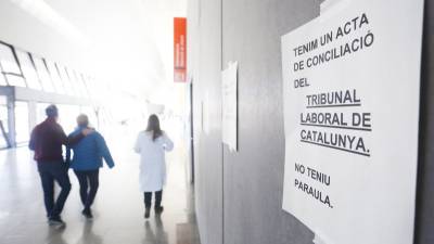 Carteles de denuncia en el Hospital de Reus. Foto: Alba Mariné