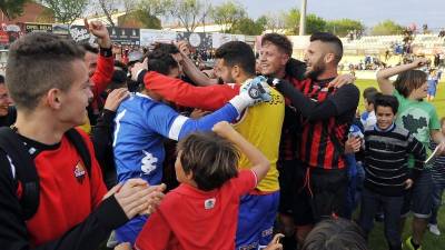Los jugadores celebrando que el CF Reus ya es un equipo de play off. Foto: Alfredo González