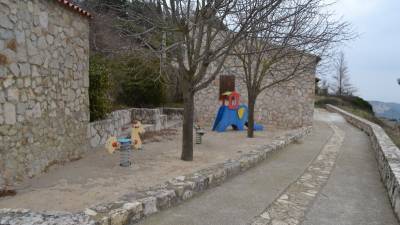 Just al costat de l´edifici de la Casa de Cultura de Mont-ral ja hi ha actualment un parc infantil. Foto: M. P.