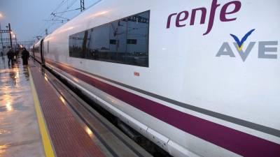 Un dels trens AVE que uniran Barcelona i Perpinyà estacionat a l'estació de Figueres-Vilafant. Foto: EFE