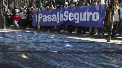 Activistas de la ComisiÃ³n EspaÃ±ola de Ayuda al Refugiado, ayer ante la sede de la CE en Madrid. BALLESTEROS/EFE