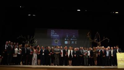 Imatge conjunta de totes les persones i entitats premiades durant la 33a Nit de Premis de Valls, celebrada dissabte al Centre Cultural. Foto: Montse Plana