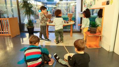 Nens durant una activitat a l’Escola Bressol El Marfull de Reus. Foto: Alba Mariné