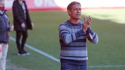 Toni Seligrat aplaude el esfuerzo de sus jugadores durante el partido ante el Prat. FOTO: FABIÁN ACIDRES