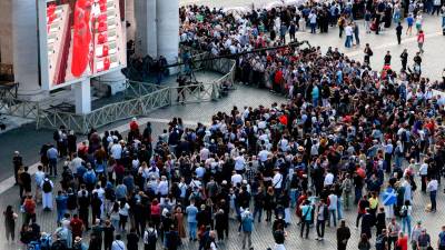 Miles de personas, entre fieles y curiosos, se congregan ya en la plaza de San Pedro del Vaticano. Foto: EFE