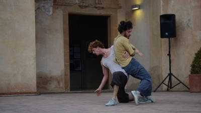 '¿Hasta dónde?' ha encetat aquesta tarda al Convent de les Arts d'Alcover el projecte 'Fem Dansa'. Foto: Montse Plana