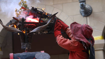 Encesa de la graella amb el foc del Canig&oacute; per part de la diablessa a la pla&ccedil;a del Blat de Valls, ahir a la tarda. FOTO: Alba Tud&oacute;